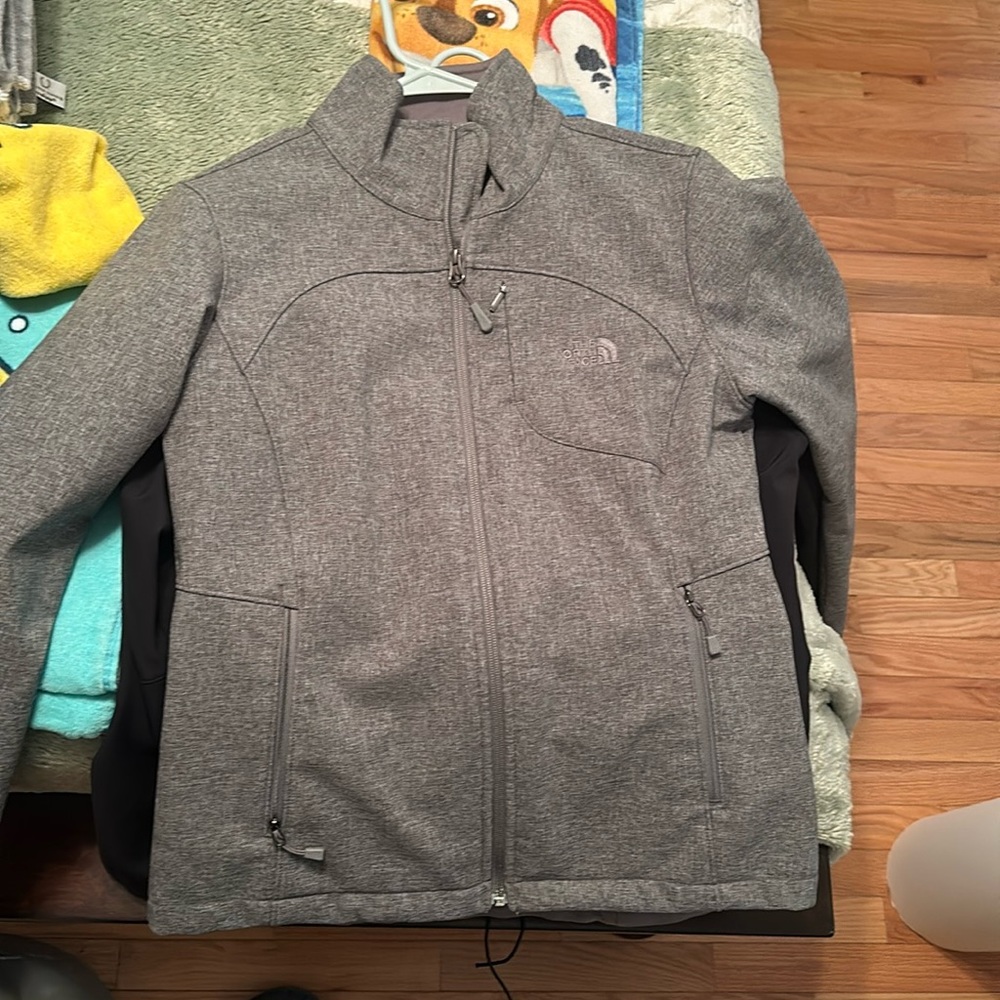 Selling this north face, never worn. Size small.
